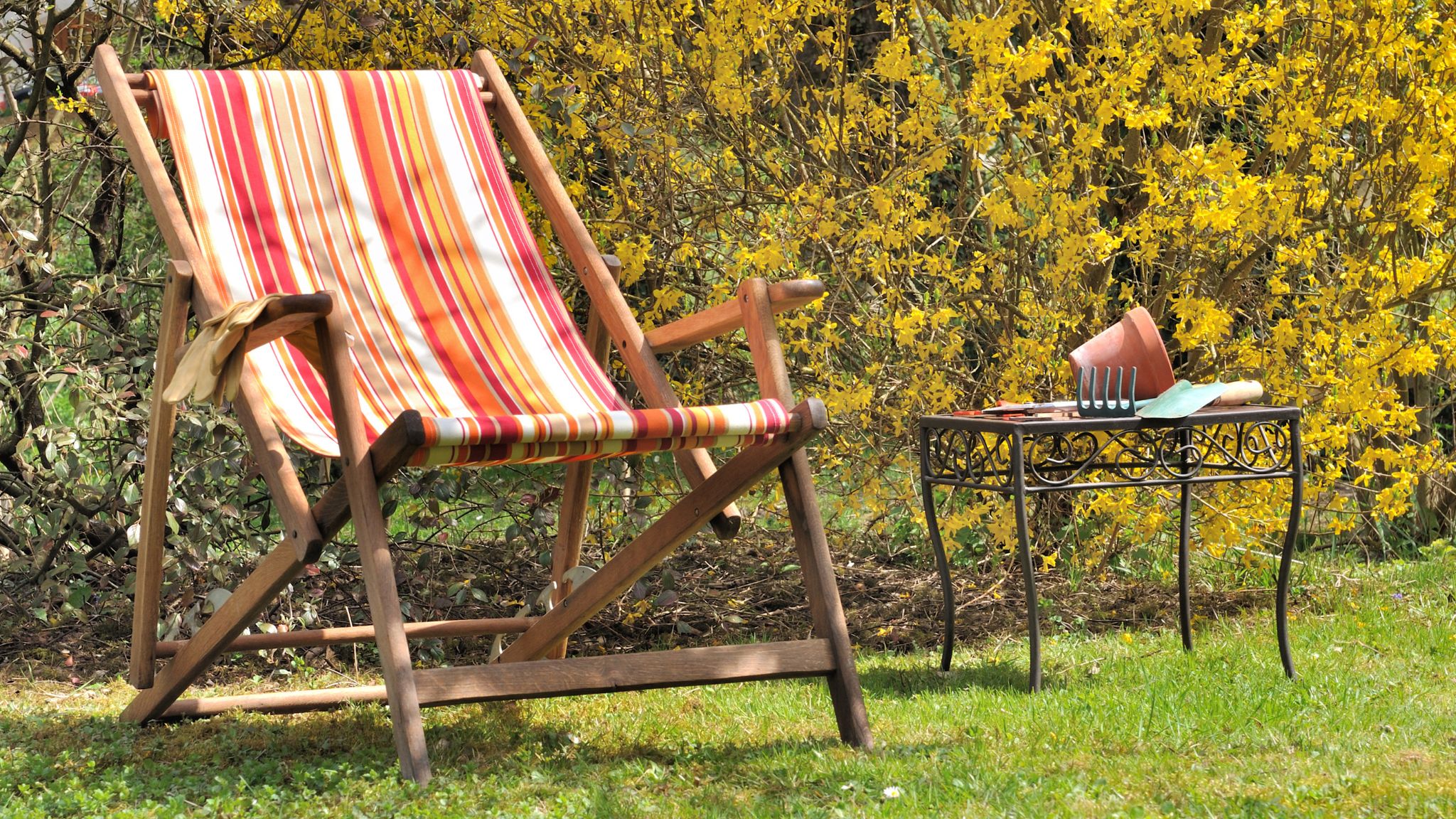 Deckchair with plantpot on table